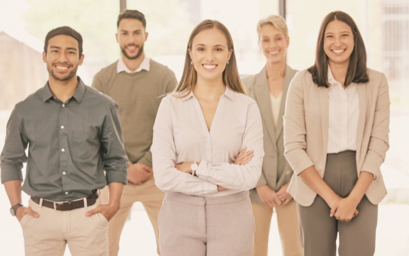 Gruppe von Geschäftsleuten, die zusammen im Büro stehen.(1)